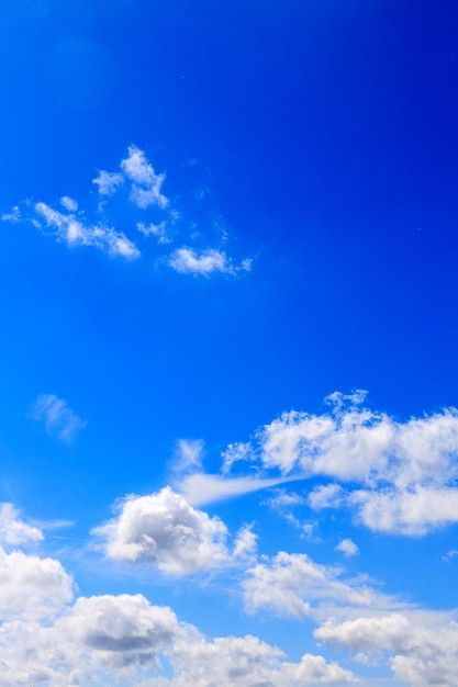 Ciel bleu avec des nuages en été