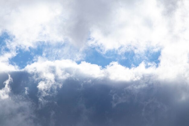 Ciel bleu et nuages expressifs