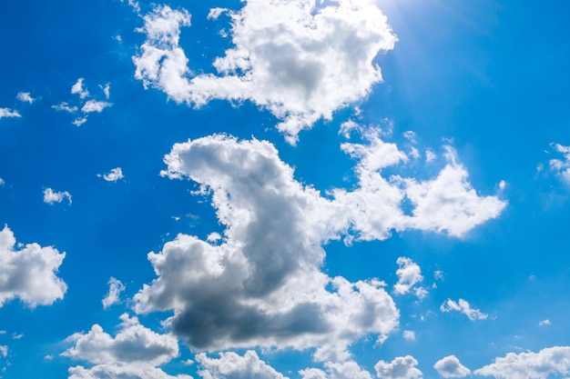 Ciel bleu avec des nuages. fond de ciel bleu. espace de copie.