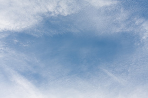 Ciel bleu avec des nuages. fond de ciel bleu. espace de copie.