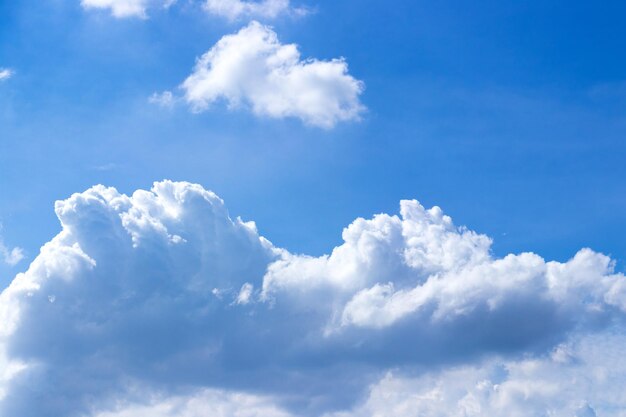 Ciel bleu avec des nuages sur fond de lumière du jour