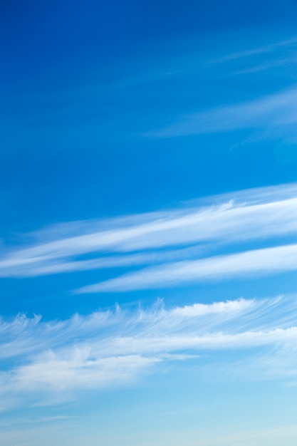 Ciel bleu avec des nuages. fond de nature