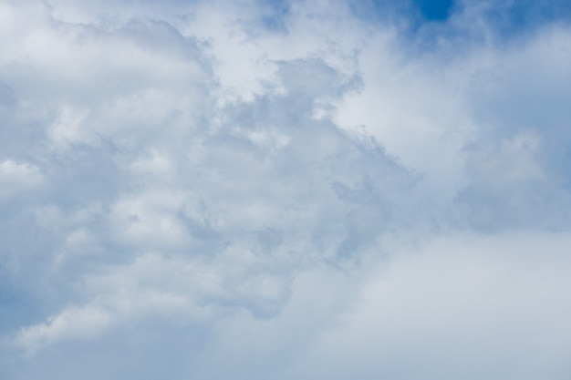 Ciel bleu avec des nuages. fond naturel pour la conception. photo de haute qualité