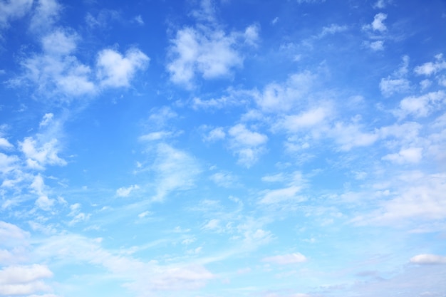 Ciel bleu avec des nuages - fond naturel