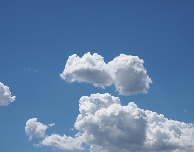 Ciel bleu avec nuages ​​fond