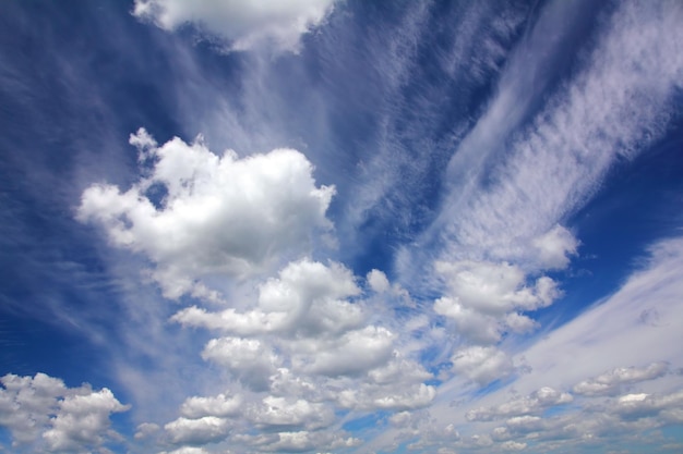 Ciel bleu avec nuages ​​fond