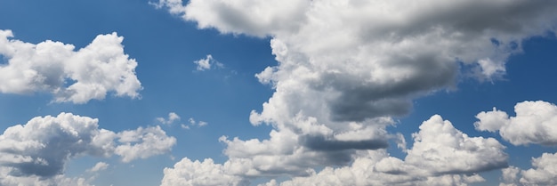 Ciel bleu avec des nuages en une journée d'été. Vue Panorana