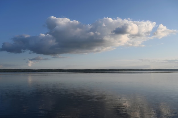 Ciel bleu avec des nuages sur le lac.