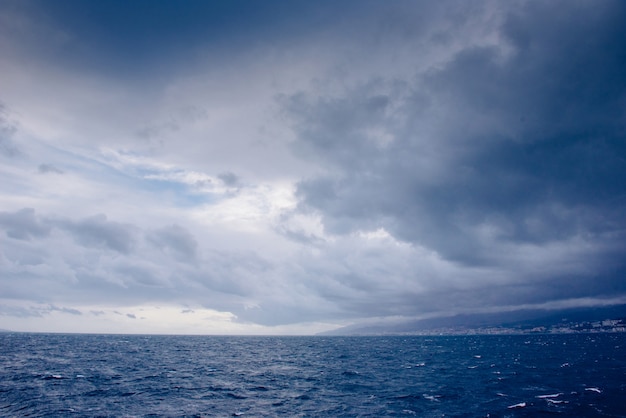 Ciel bleu avec des nuages sur la mer Méditerranée