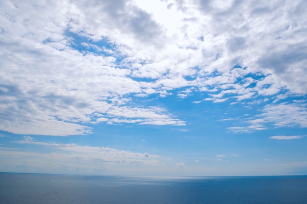 Ciel bleu avec des nuages sur la mer