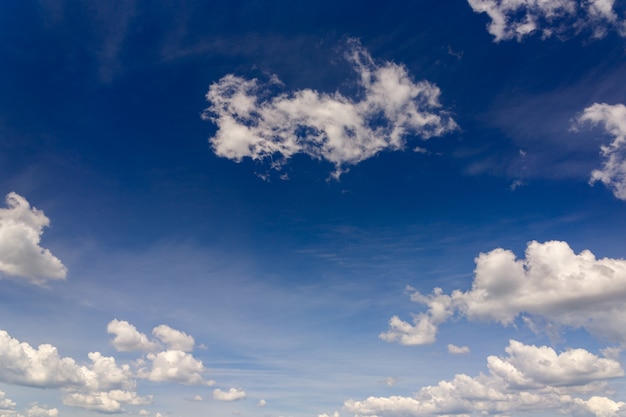 Un ciel bleu avec des nuages à midi