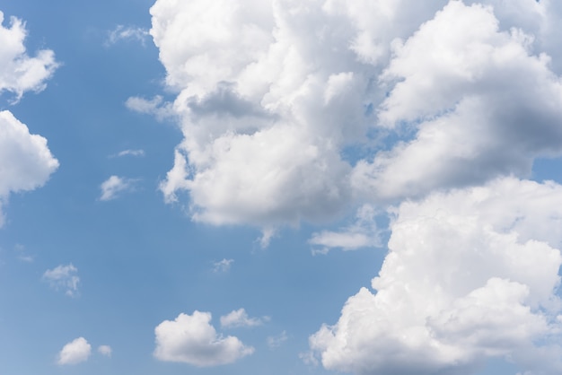 Ciel bleu avec des nuages moelleux