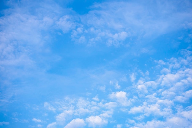 Ciel bleu avec des nuages nature abstrait