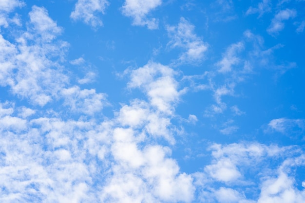 Un ciel bleu avec des nuages et un nuage blanc dans le ciel.