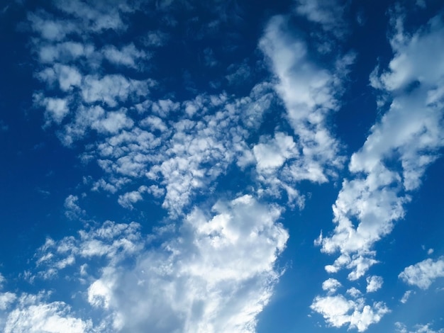 Photo un ciel bleu avec des nuages et un nuage blanc dans le ciel