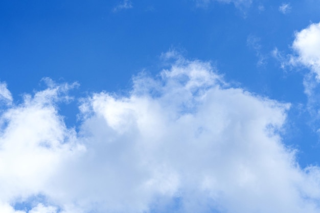 Un ciel bleu avec des nuages et un nuage blanc