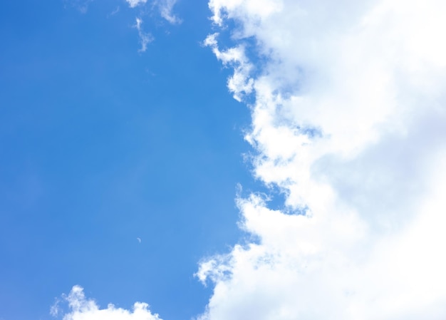 Un ciel bleu avec des nuages et un nuage blanc