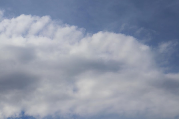 Un ciel bleu avec des nuages et un nuage blanc