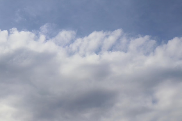 Un ciel bleu avec des nuages et un nuage blanc