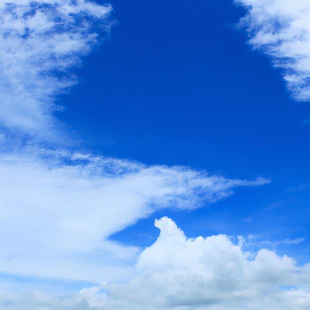 Un ciel bleu avec des nuages et un nuage blanc