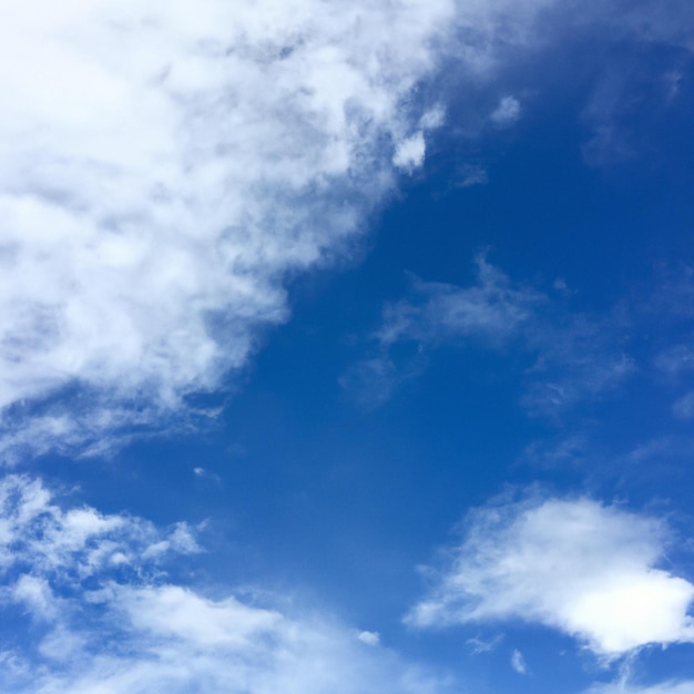 Un ciel bleu avec des nuages et un nuage blanc