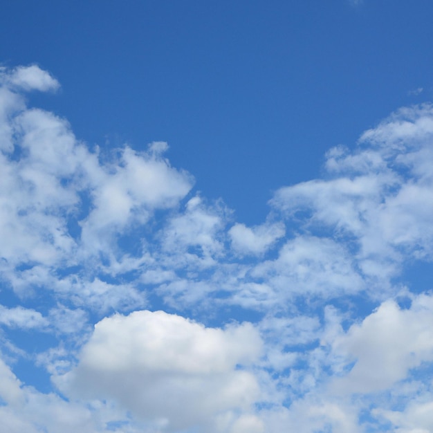 Un ciel bleu avec des nuages et un nuage blanc