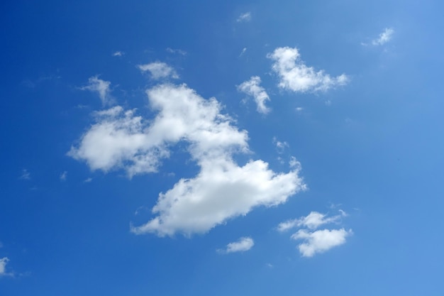 Ciel bleu et nuages nuages de différentes formes