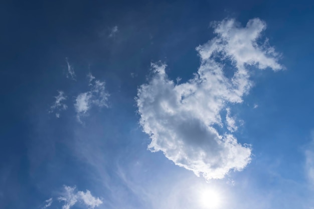 Ciel bleu avec des nuages par temps ensoleillé