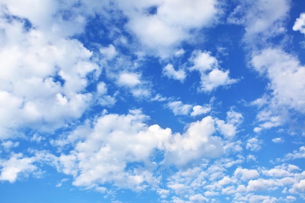 Ciel bleu avec des nuages, peut être utilisé comme arrière-plan