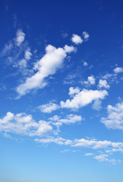 Ciel bleu avec des nuages, peut être utilisé comme arrière-plan