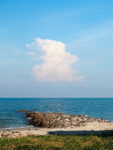 Photo ciel bleu avec des nuages ​​sur la plage