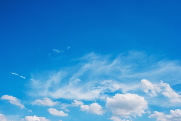 Ciel bleu avec des nuages pour le fond de la nature.