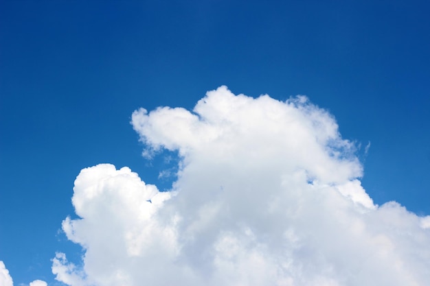 Ciel bleu avec des nuages pour le fond