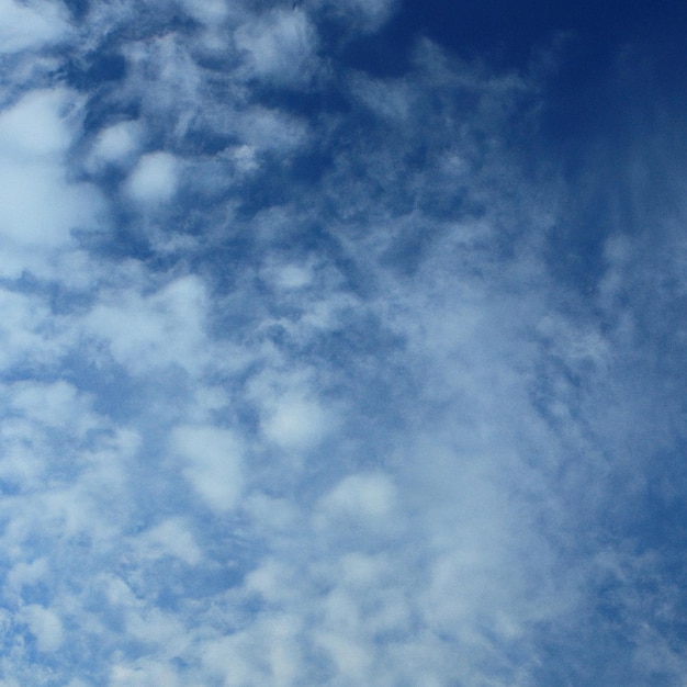 Un ciel bleu avec des nuages et quelques nuages