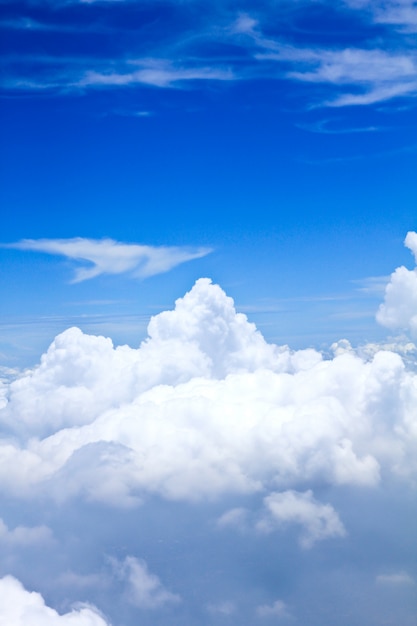 Photo ciel bleu et nuages ​​à la recherche de l'avion