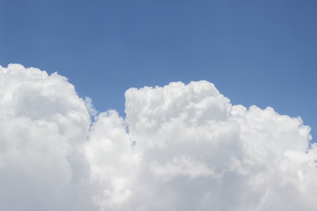 Ciel bleu et nuages en saison des pluies