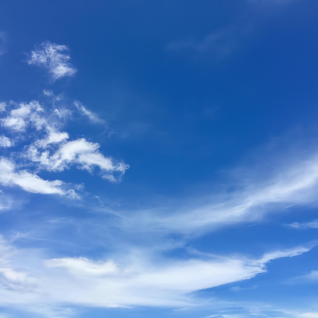 Un ciel bleu avec des nuages et un signe de la mer