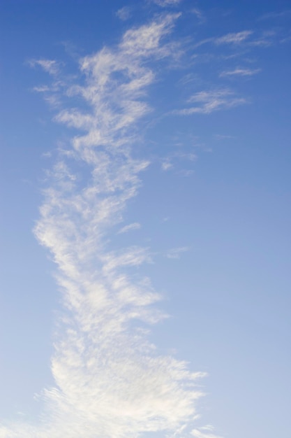 Ciel bleu avec des nuages en soirée d'hiver