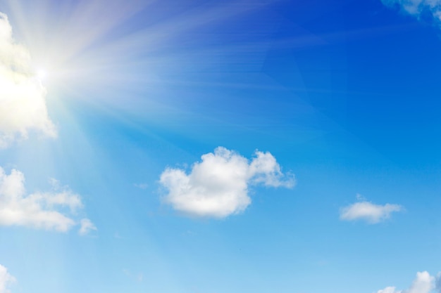 Ciel bleu avec nuages et soleil éclatant. photo de haute qualité