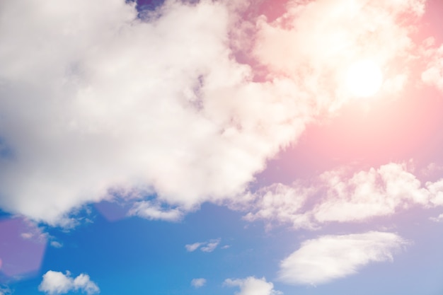 Ciel bleu avec nuages et soleil éclatant. photo de haute qualité