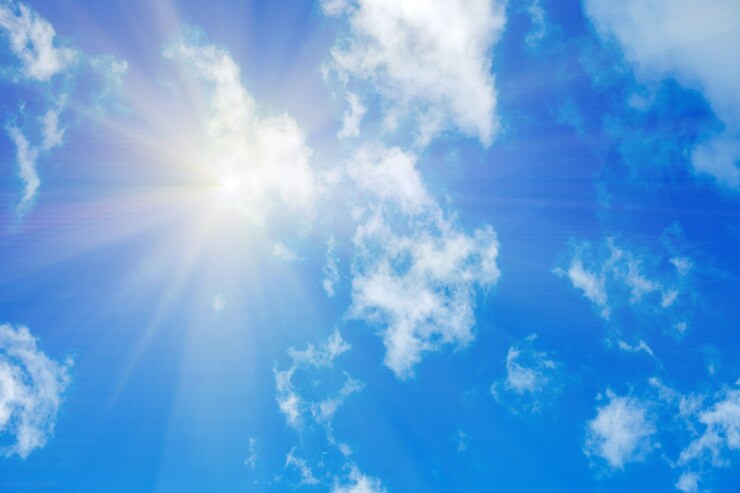 Photo ciel bleu avec nuages et soleil éclatant. photo de haute qualité