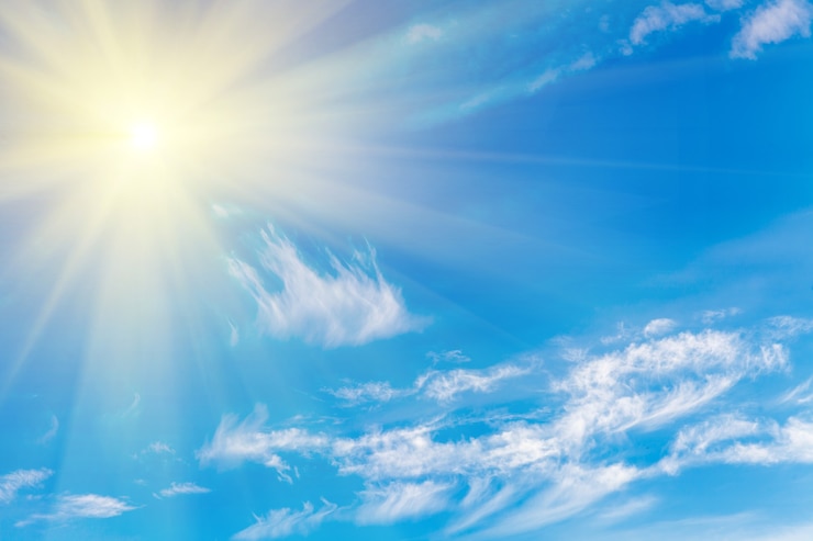 Photo ciel bleu avec nuages et soleil éclatant. photo de haute qualité