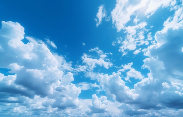 Ciel bleu avec des nuages et le soleil qui le traverse