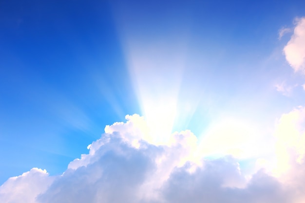 Photo ciel bleu avec nuages ​​et soleil