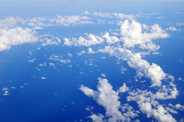 Ciel bleu avec nuages et soleil