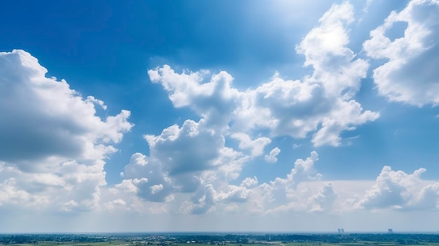 Un ciel bleu avec des nuages et un soleil