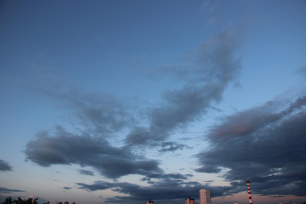 Ciel bleu avec des nuages sombres au coucher du soleil après la pluie