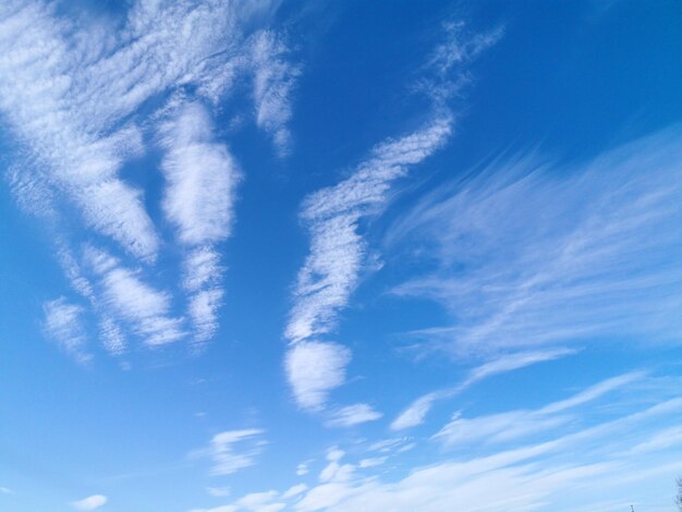 Ciel bleu avec des nuages de spindrift