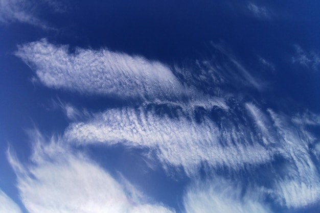 Ciel bleu avec des nuages de spindrift