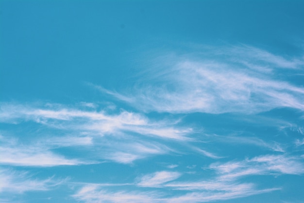 Ciel bleu avec des nuages en Thaïlande